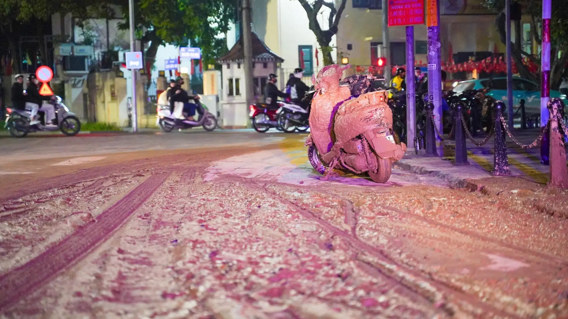 Truy tìm ô tô tải làm đổ bùn nhão ra đường